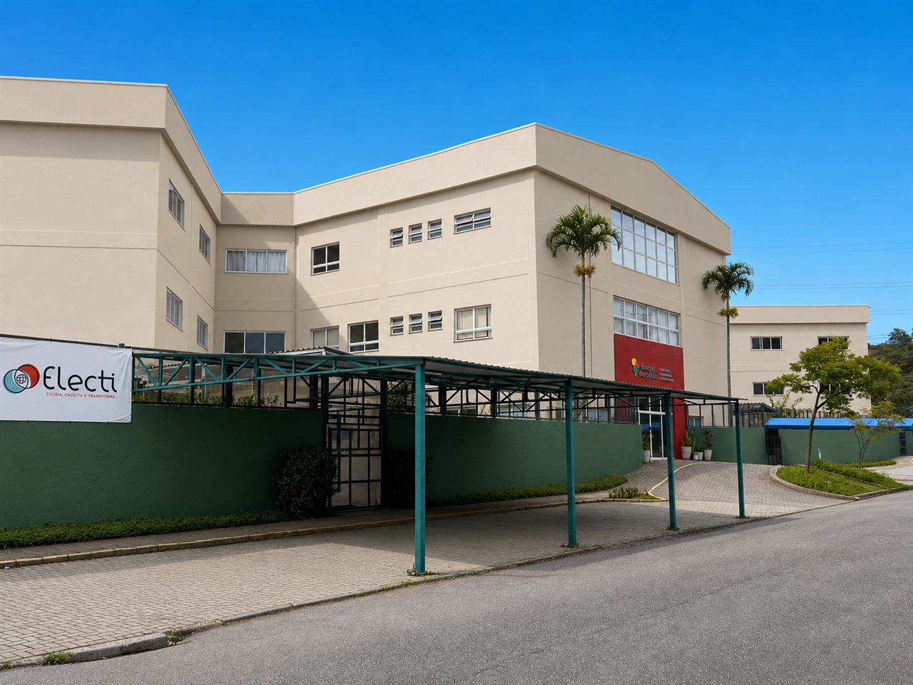 Fachada comercial com estrutura metálica de acesso