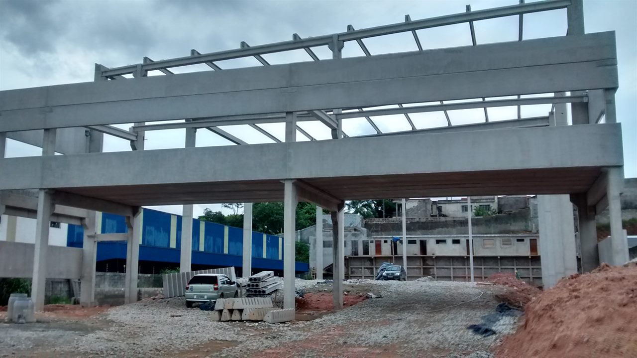Pórtico em concreto de obra comercial